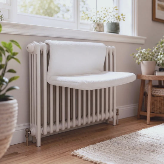 Kat rust in de radiator hangmat, video