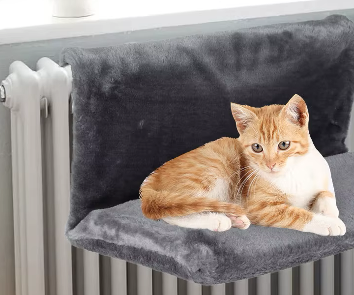Zwarte radiator hangmat over de verwarming met kat